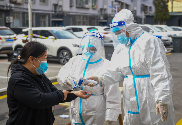 在呼和浩特市回民区宽巷子社区设立的临时核酸检测点,工作人员在为