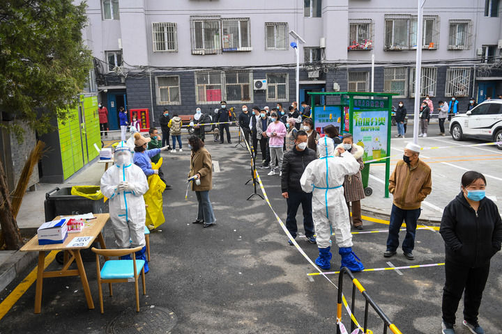 居民排队进行核酸检测