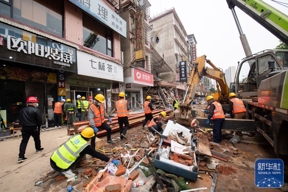 与时间赛跑的营救长沙居民自建房倒塌事故核心现场救援直击