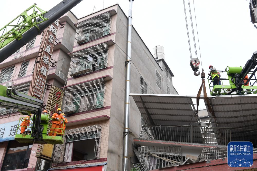 与时间赛跑的营救长沙居民自建房倒塌事故核心现场救援直击