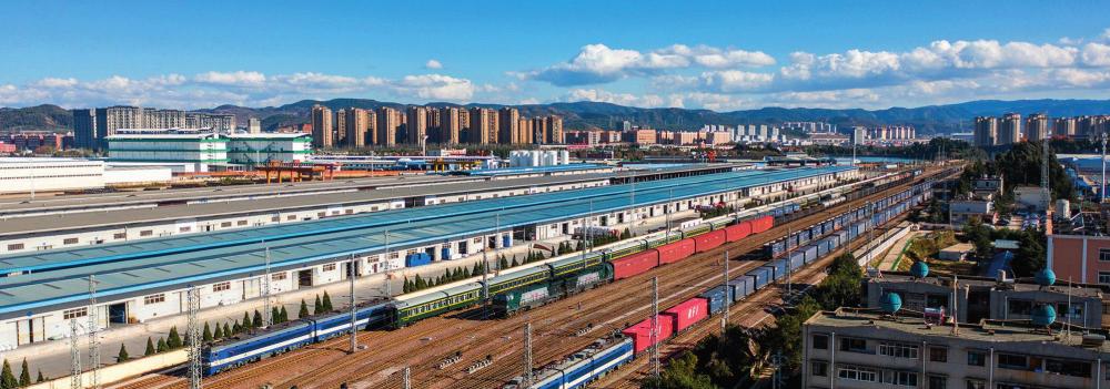 满载 30 个标准集装箱的中老铁路新年首趟国际货物列车(前)从昆明开往