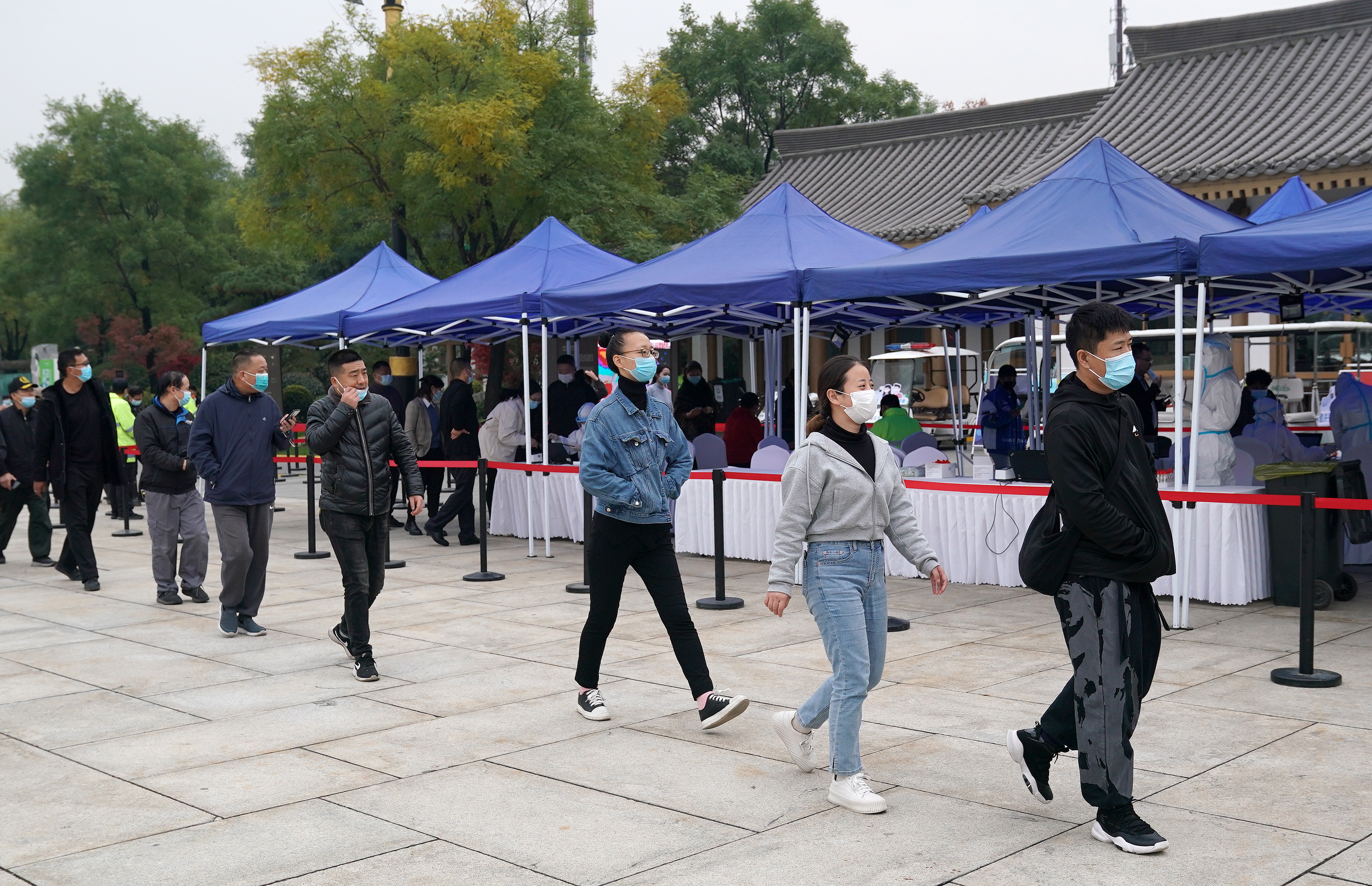 10月19日,市民在西安市曲江池遗址公园外一核酸检测点排队进行核酸