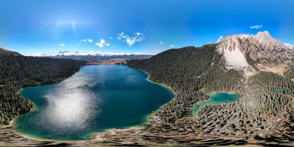 这是10月24日在四川甘孜巴塘县措普沟景区内拍摄的措普湖(无人机