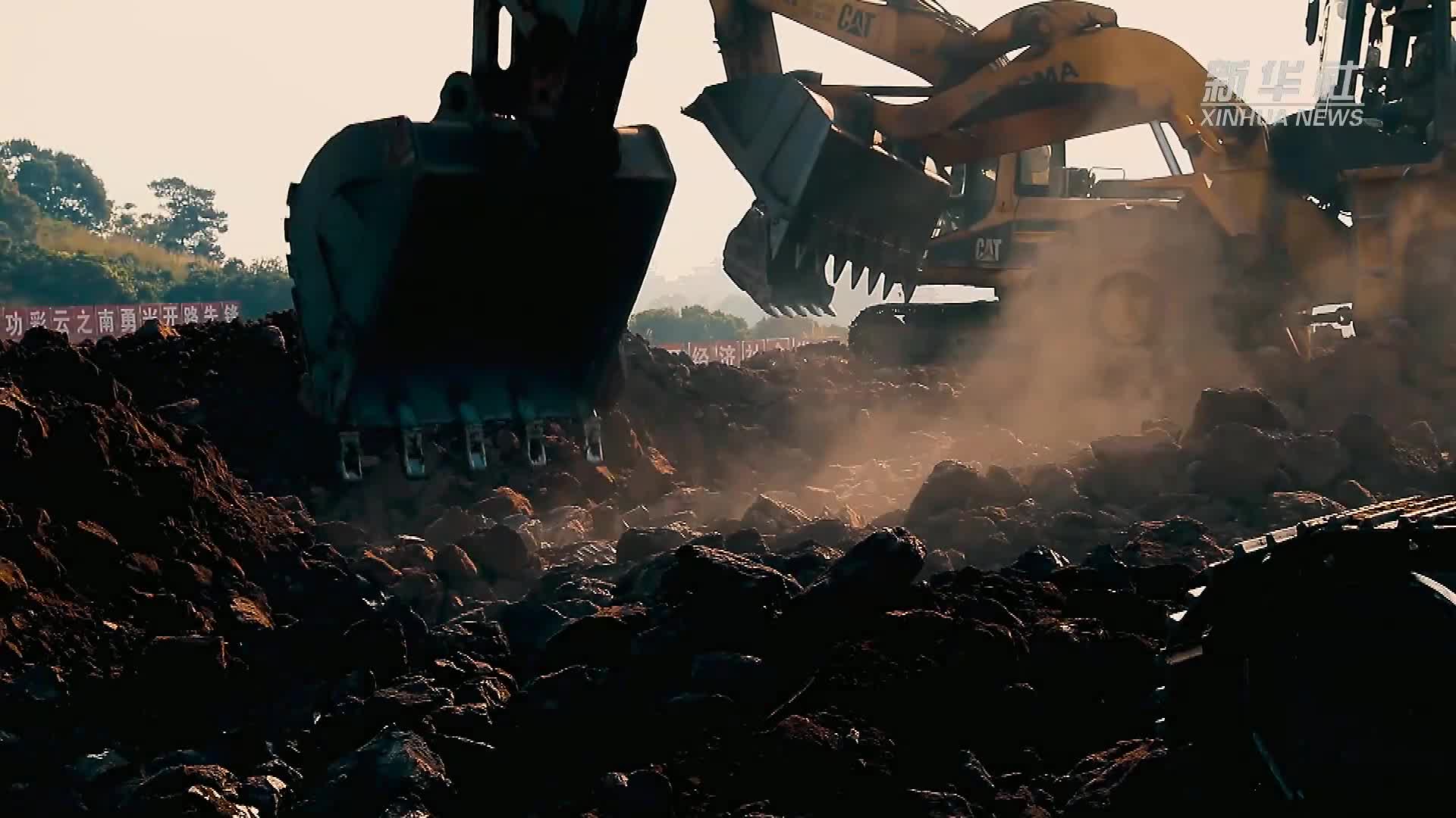 穿山越岭钢龙来 写在中老铁路全线铺轨完成之际 新华社客户端