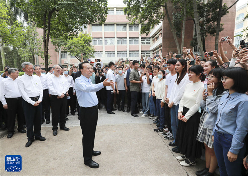 10月13日至15日,在出席第130届广交会期间,中共中央政治局常委、国务院总理李克强在佛山、广州考察。这是10月15日,李克强在中山大学与师生交流。新华社记者 庞兴雷 摄 10月13日至15日,在出席第130届广交会期间,中共中央政治局常委、国务院总理李克强在佛山、广州考察。这是10月15日,李克强在中山大学与师生交流。新华社记者 庞兴雷 摄