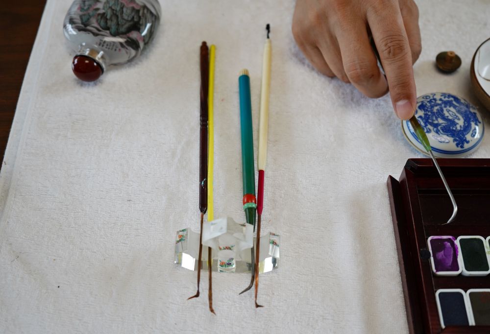 技艺的传承与发展   需要不断探索和创新   王自勇自创新型内画工具