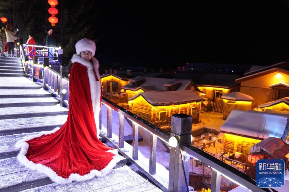 游客在雪乡留影(11月18日摄).