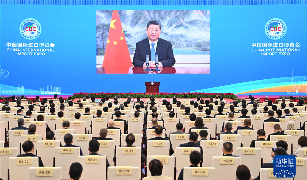 11月4日晚，国家主席习近平以视频方式出席第四届中国国际进口博览会开幕式并发表题为《让开放的春风温暖世界》的主旨演讲。新华社记者 李响 摄