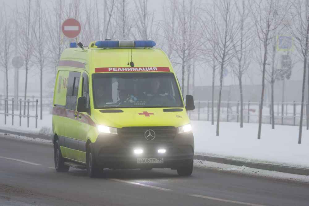 12月12日,一辆救护车在俄罗斯莫斯科市郊科穆纳尔卡一家医院附近驶