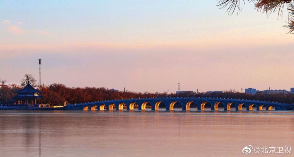 难得一见！金光洒满颐和园