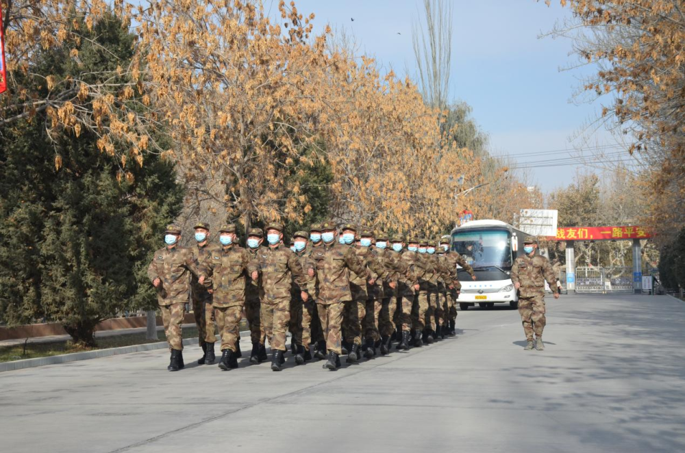 近日,新疆军区某兵站官兵积极筹划,为新战友们准备了一场难忘的欢迎