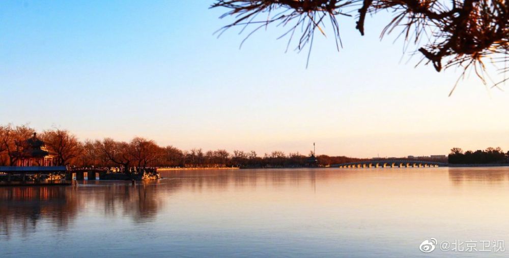 难得一见！金光洒满颐和园