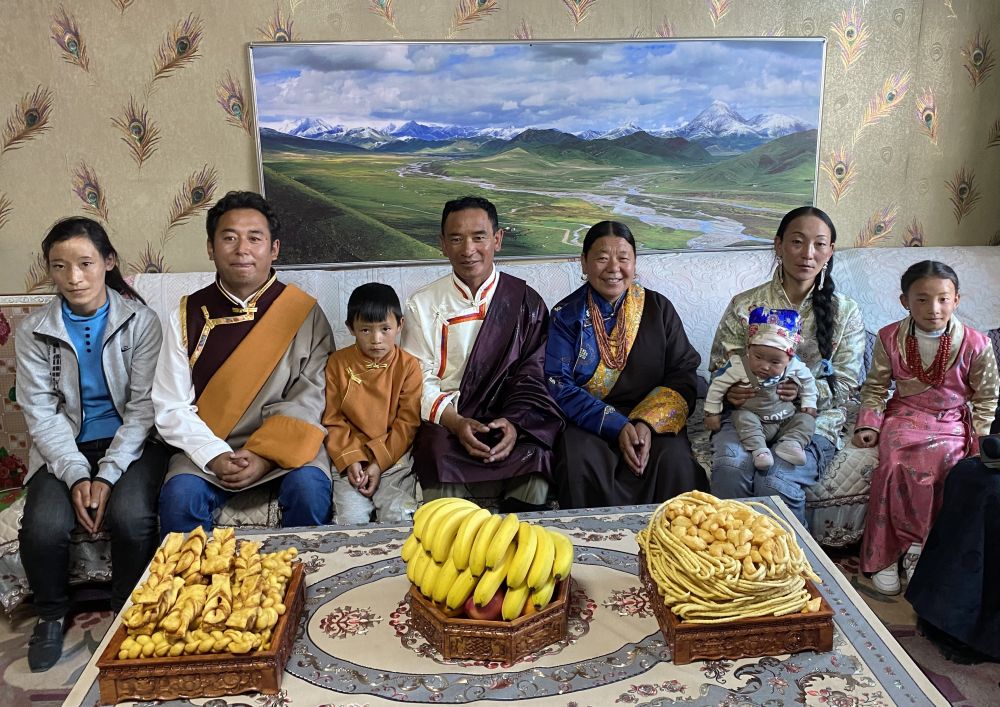 青海省海北藏族自治州刚察县果洛藏贡麻村村民索南才让（左四）和家人在一起（2021年6月8日摄）。新华社记者 吴刚 摄