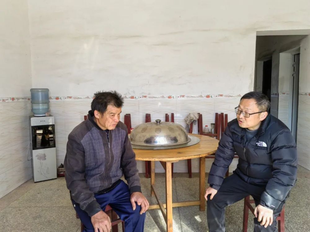 江西武宁第一书记胡亮传递平凡中的伟大