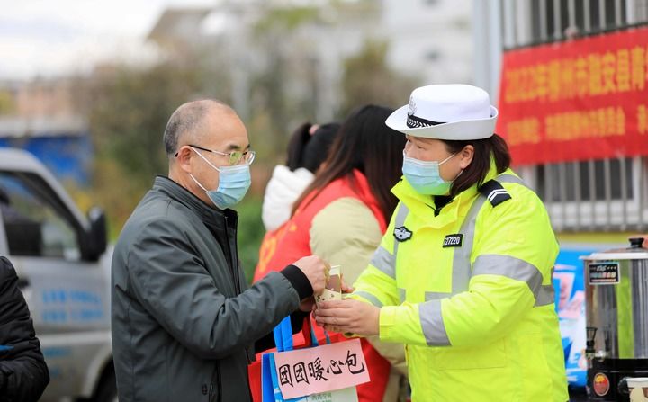 1月17日，在209国道广西柳州市融安县段“春运爱心驿站”，交通辅警为司乘人员送姜糖茶。新华社发（谭克兴摄）