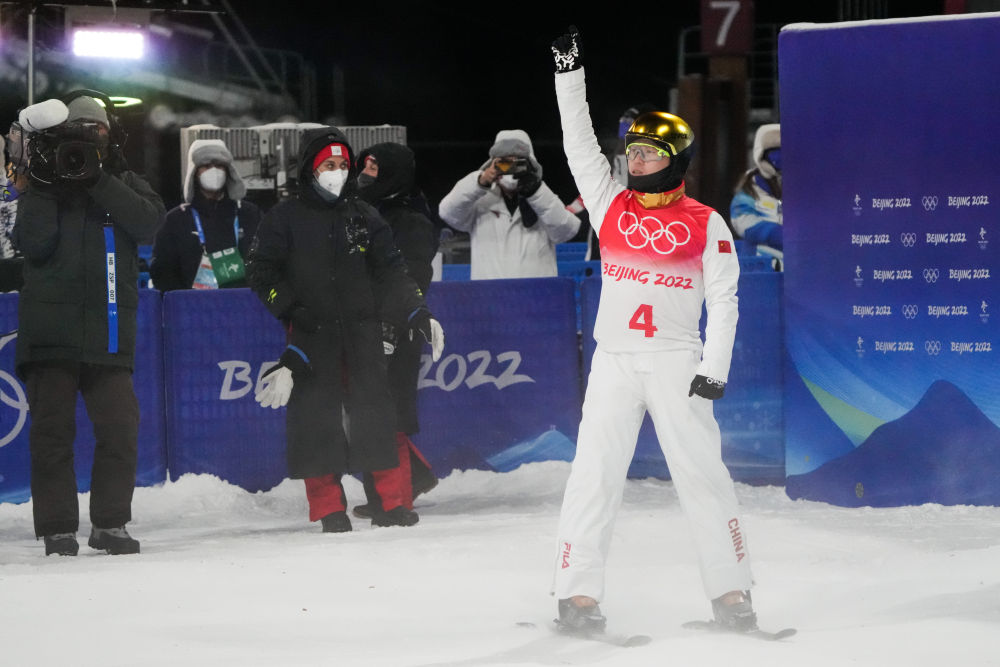 一跳定乾坤！齊廣璞獲自由式滑雪男子空中技巧金牌