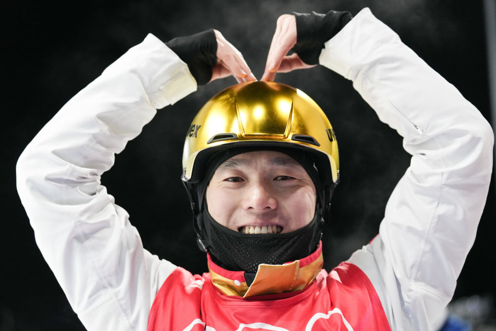 一跳定乾坤！齊廣璞獲自由式滑雪男子空中技巧金牌