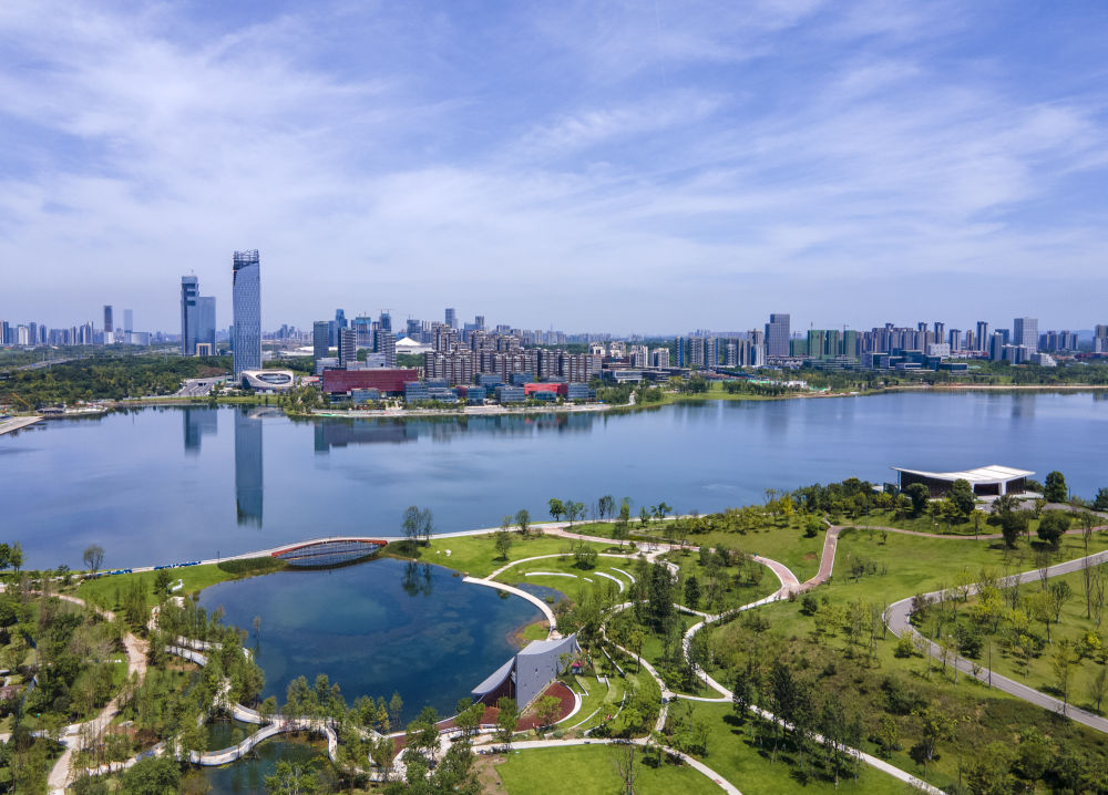 成都天府新区兴隆湖畔的湿地公园及天府新经济产业园(李冬/摄)
