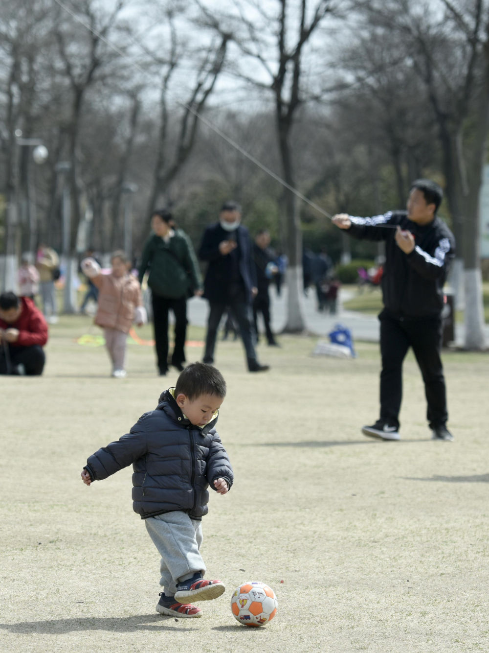 多地氣溫回升，人們樂享春光
