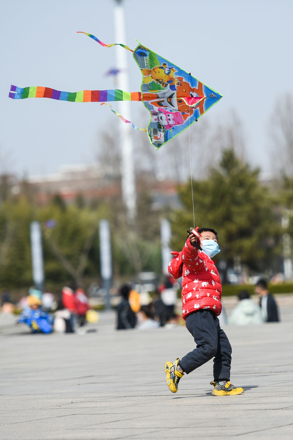 多地氣溫回升，人們樂享春光