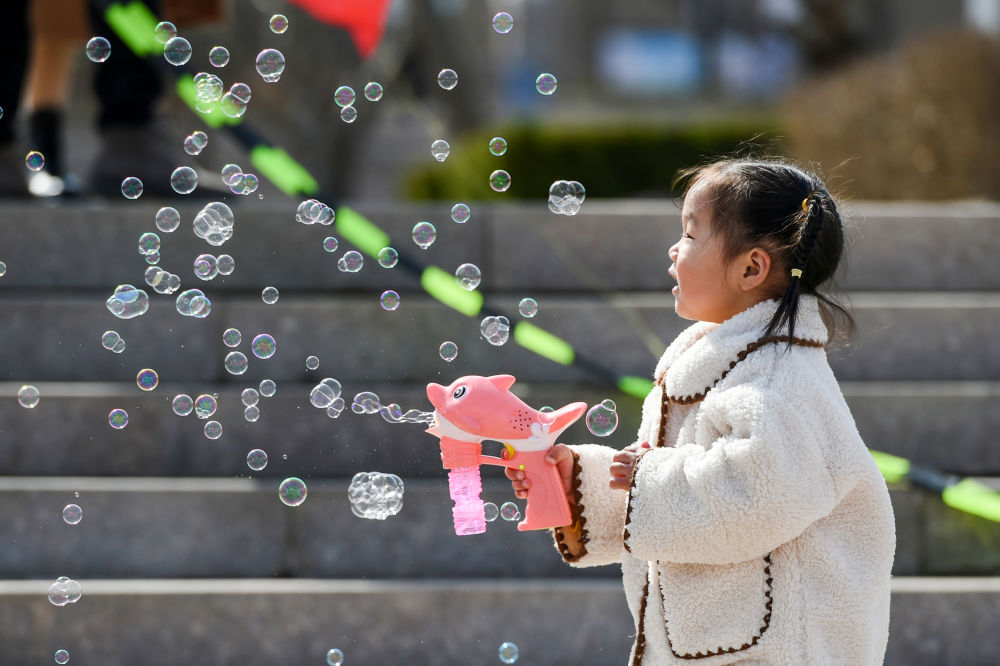 多地氣溫回升，人們樂享春光
