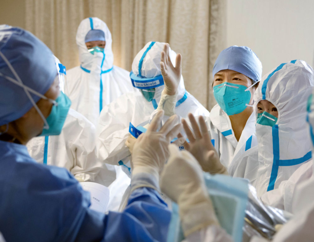 “大白”们出发！全天待命的核酸采样队