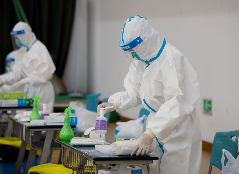 “大白”们出发！全天待命的核酸采样队