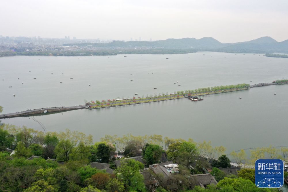 杭州气温回升，西湖春意盎然