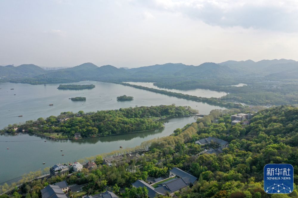 杭州气温回升，西湖春意盎然