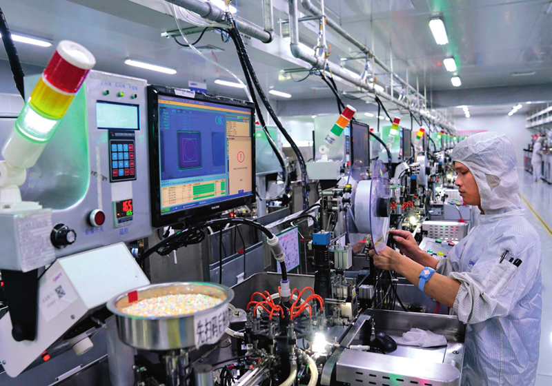 2021 年 6 月 25 日,江西兆驰光元科技股份有限公司的工作人员在车间进行 LED 封装编带工序 胡晨欢摄 / 本刊 2021 年 6 月 25 日,江西兆驰光元科技股份有限公司的工作人员在车间进行 LED 封装编带工序 胡晨欢摄 / 本刊