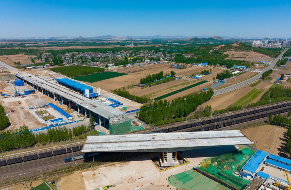 赤曹国道跨滦菱迁曹铁路单桥转体桥成功转体