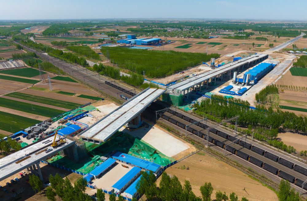 赤曹国道跨滦菱迁曹铁路单桥转体桥成功转体