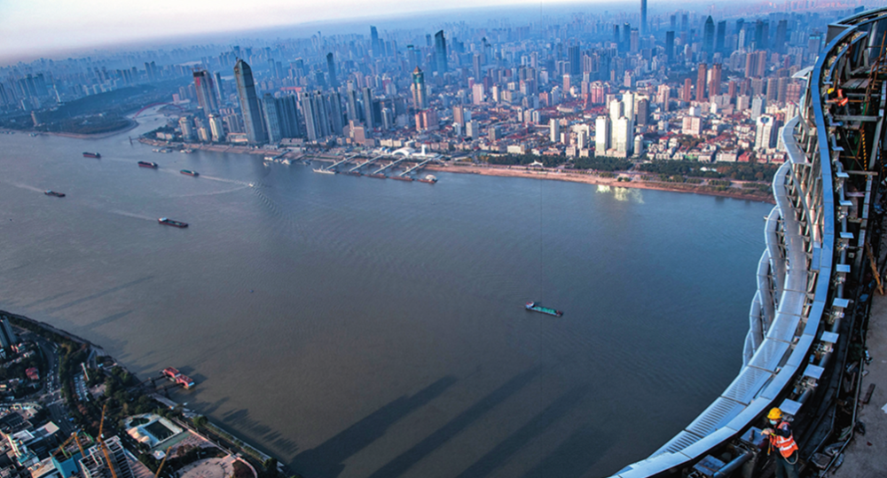 2021 年 11 月15 日,中建三局二公司工人在武汉绿地中心项目建设现场近500 米的高空施工 肖艺九摄 / 本刊 2021 年 11 月15 日,中建三局二公司工人在武汉绿地中心项目建设现场近500 米的高空施工 肖艺九摄 / 本刊