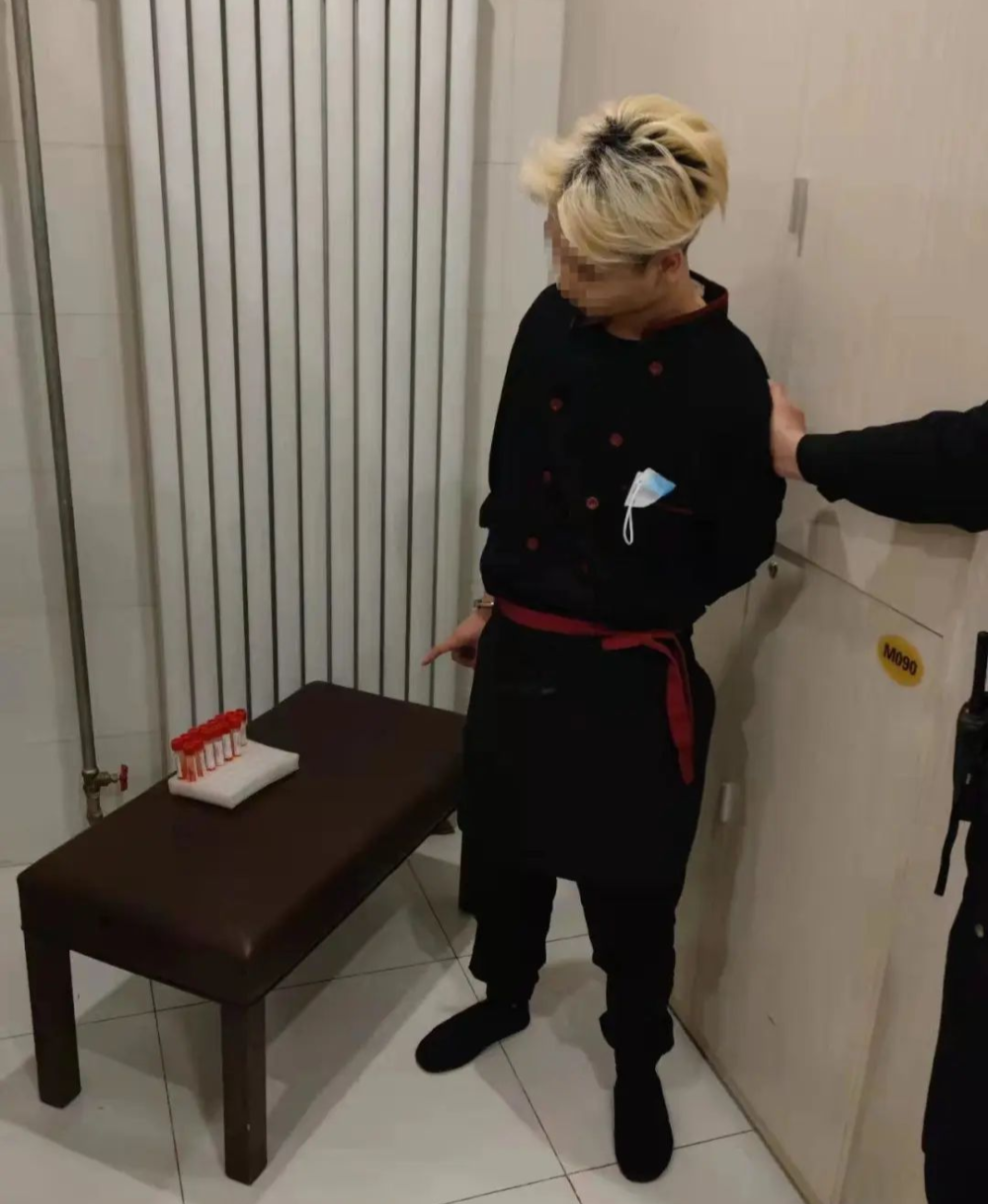 男子拒绝在一米线外排队，为泄愤强行拿走14管核酸标本