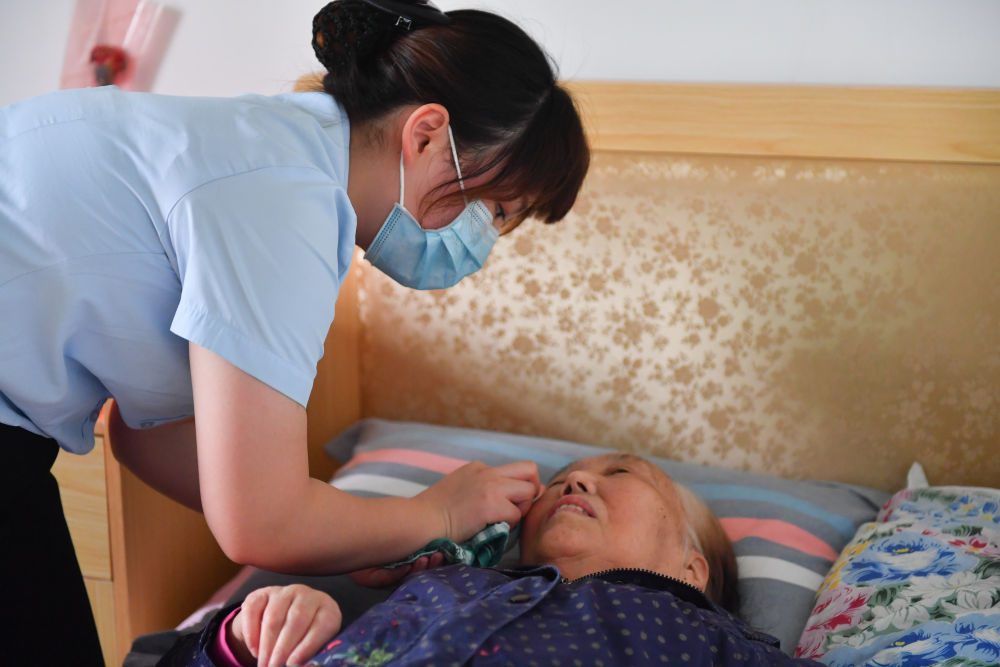 新华社丨90后养老护理员用青春守护夕阳