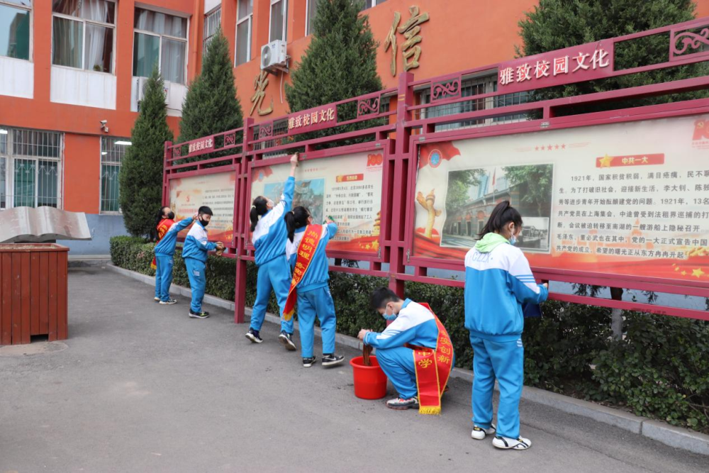 吕梁市离石区城镇中学初一学生在观看《中小学德育学堂》_中央新影