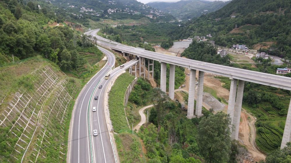 历时四年 云凤高速实现全线通车_易门县融媒体中心