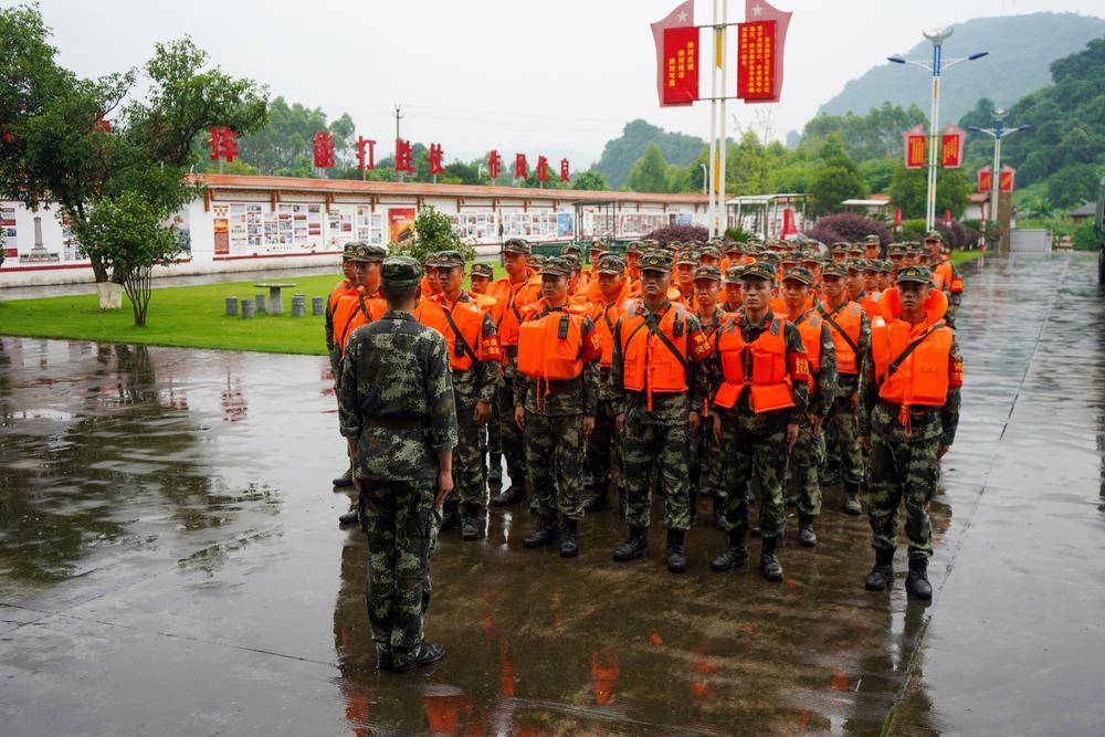 武警官兵奋战抢险救灾一线