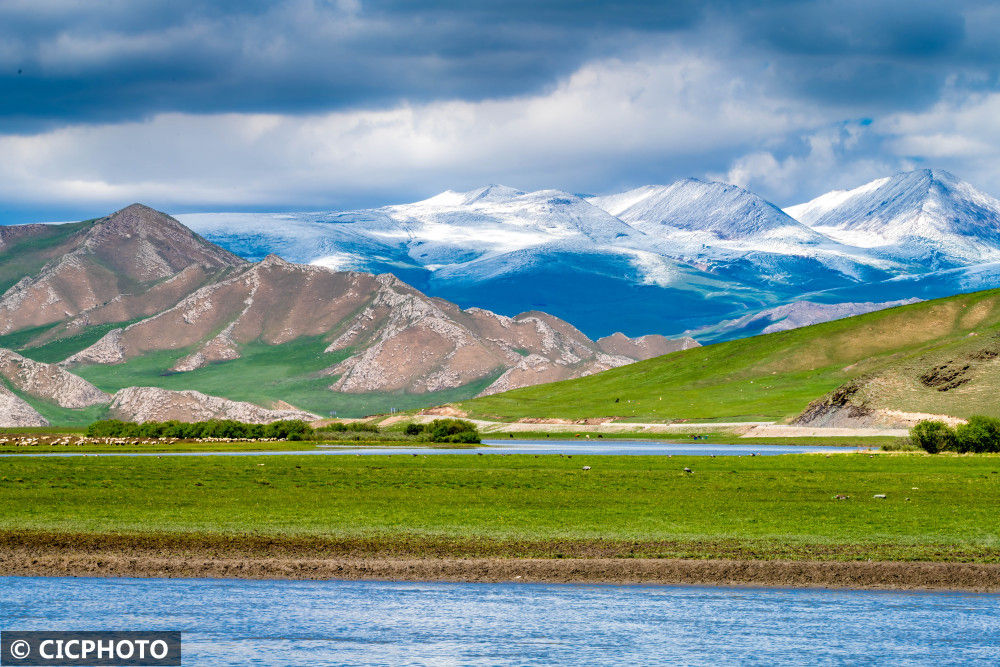 新疆和静草原风光美如画