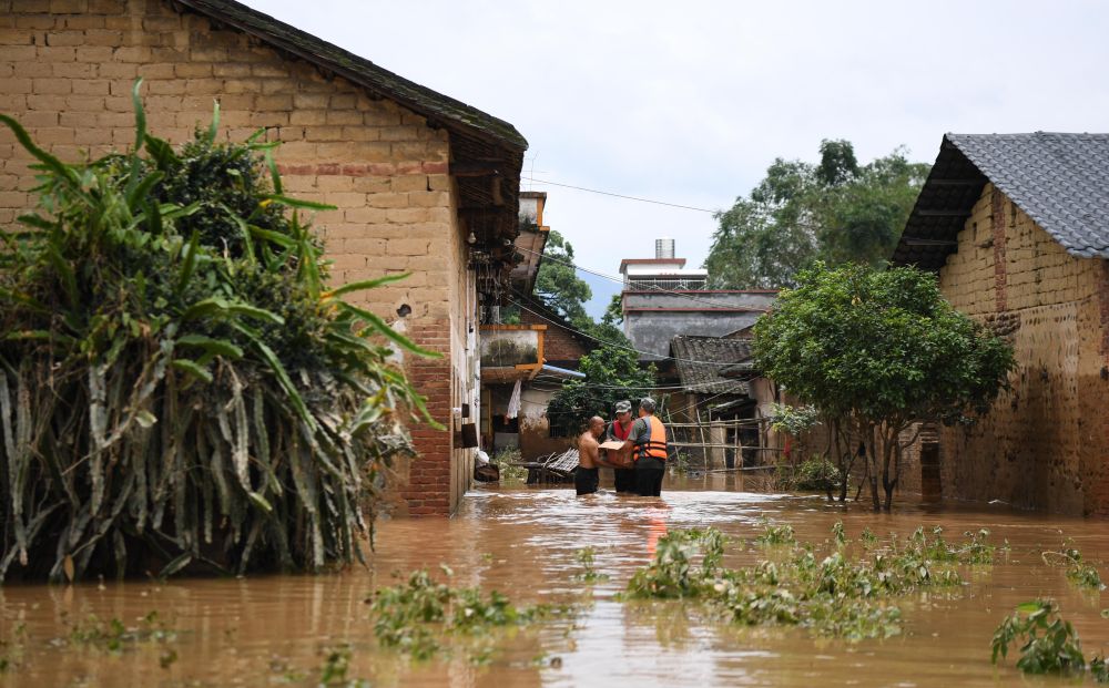 洪水中，那些奋战的身影