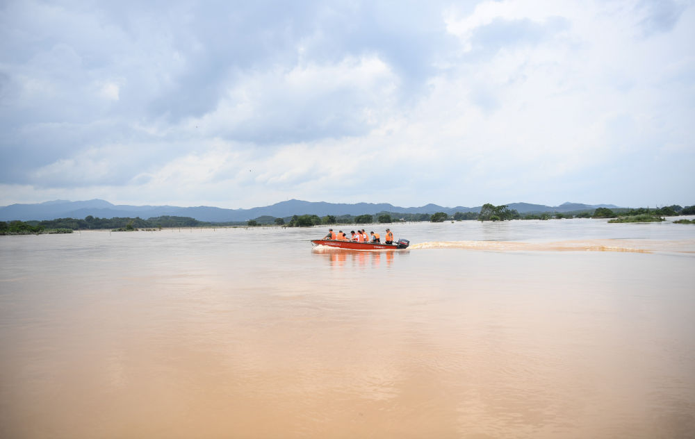 洪水中，那些奋战的身影