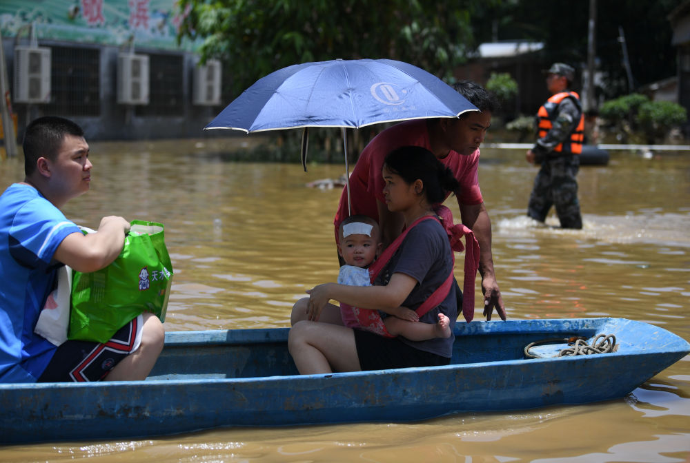 洪水中，那些奋战的身影