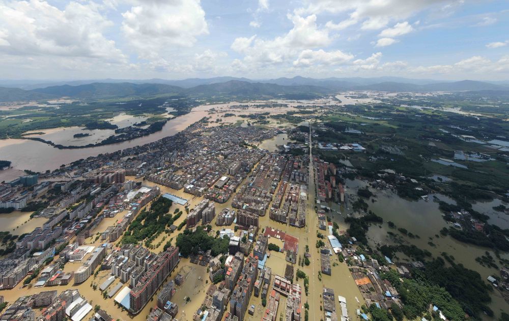 洪水中，那些奋战的身影