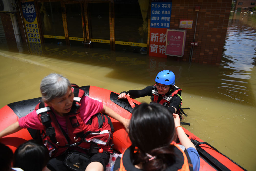 洪水中，那些奋战的身影