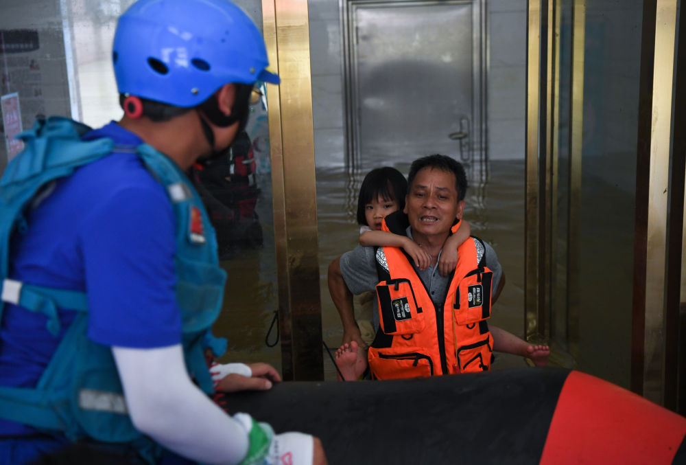 洪水中，那些奋战的身影