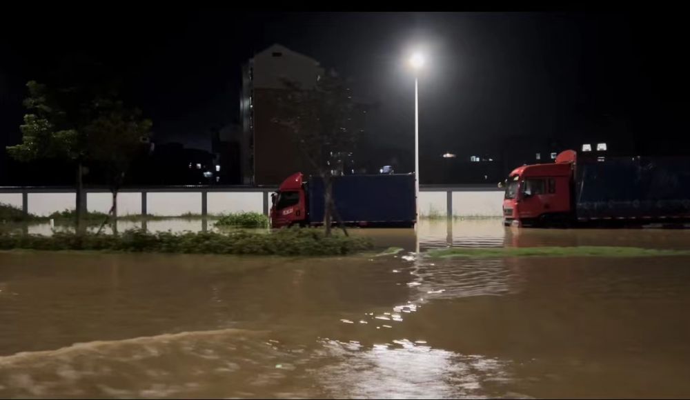 洪水中，那些奋战的身影