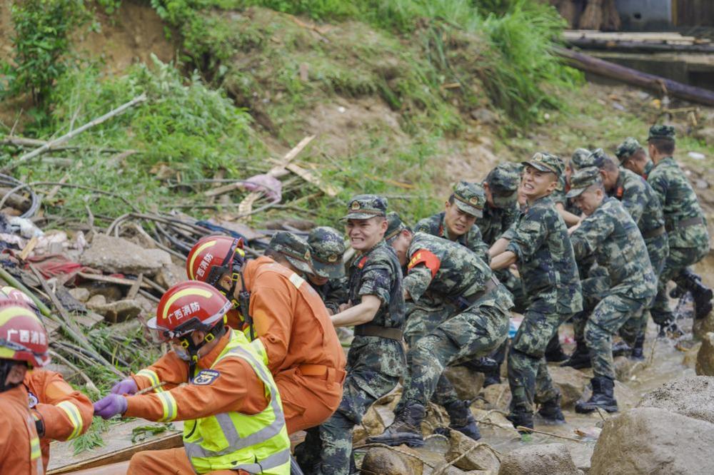 武警官兵奮戰搶險救災一線_軍事頻道_中華網