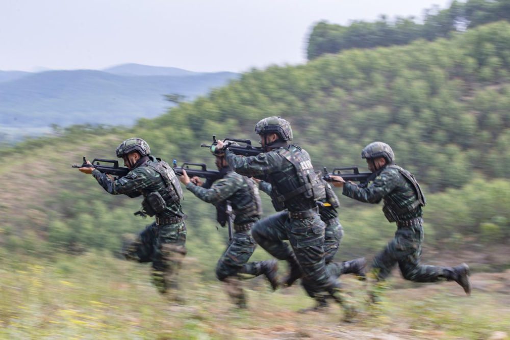 士气高昂!武警官兵盛夏练兵忙 新华社客户端