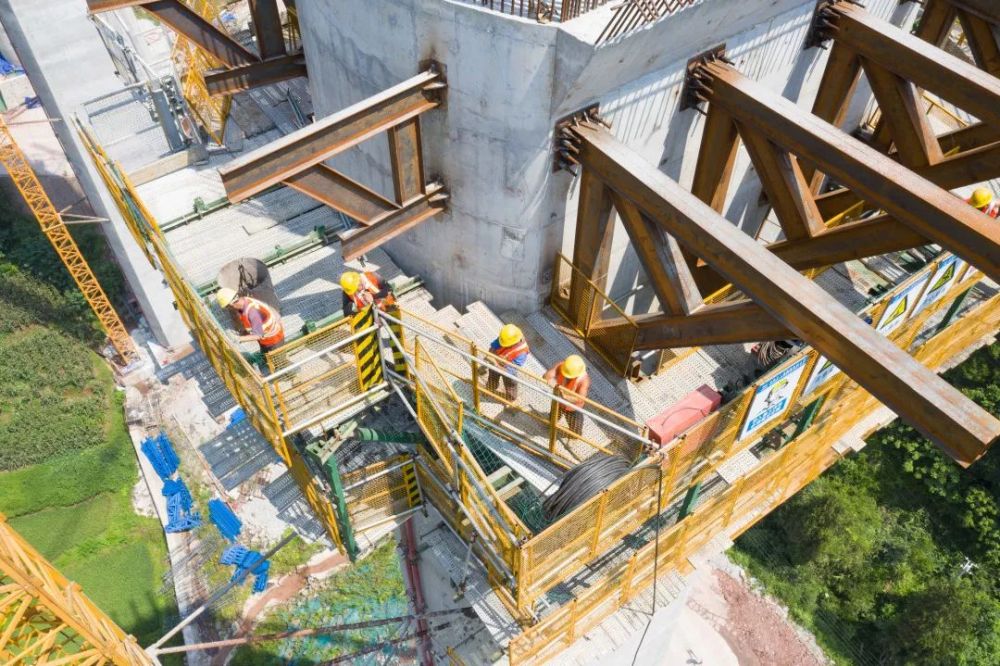 战高温,重庆铁路建设者挥汗筑路迎"烤"验