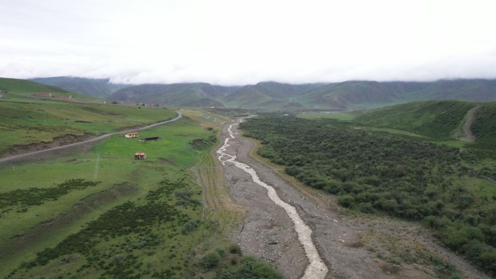 祁连山废弃矿场披绿装